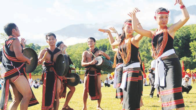 Người Xê Đăng nhảy múa, đánh cồng chiêng trong mùa lễ hội