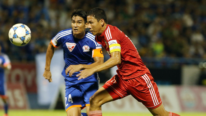 Anh Đức (phải) được đánh giá nhỉnh hơn một chút so với các đối thủ trước cuộc bầu chọn danh hiệu Quả bóng vàng Việt Nam 2015. Ảnh: VSI