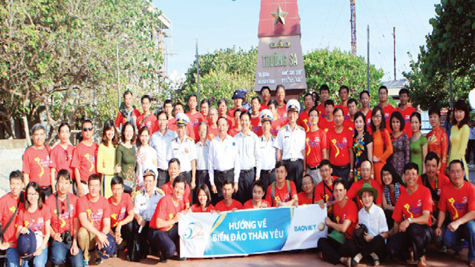 Ðoàn công tác Bảo Việt đến thăm và tặng quà các chiến sĩ đảo Trường Sa