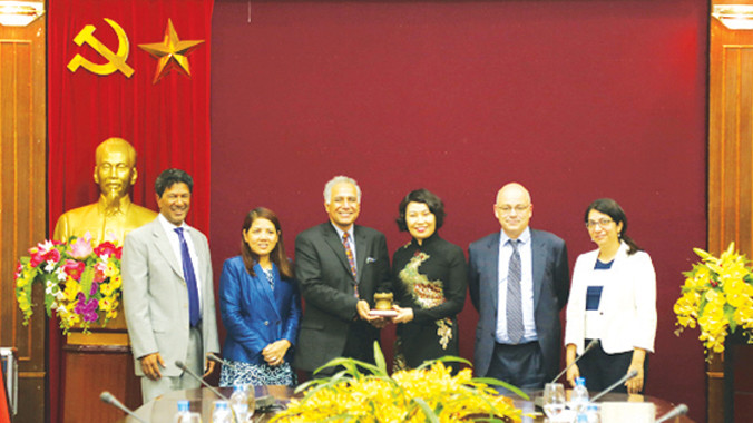 Thứ trưởng, Tổng giám đốc Nguyễn Thị Minh với các chuyên gia Ngân hàng Thế giới