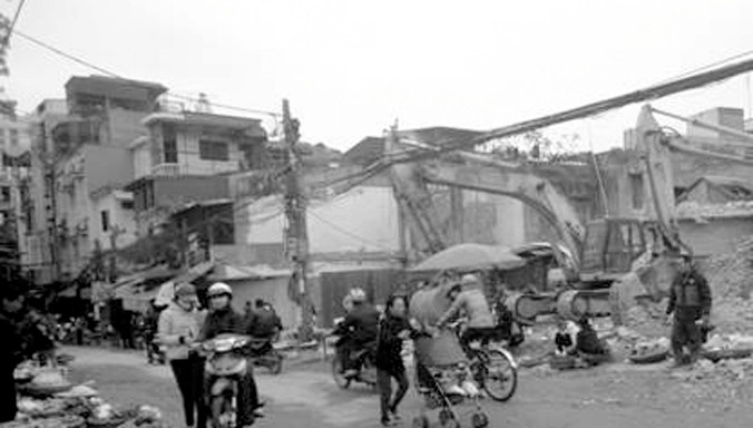 Chợ cóc họp trên công trường