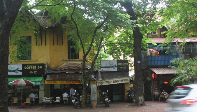 Nhiều biệt thự cũ của Hà Nội đang bị cơi nới, xuống cấp.