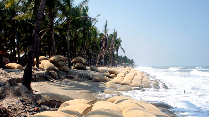 Biển Cửa Đại vẫn sạt lở dù được đầu tư làm kè mềm bằng công nghệ mới.