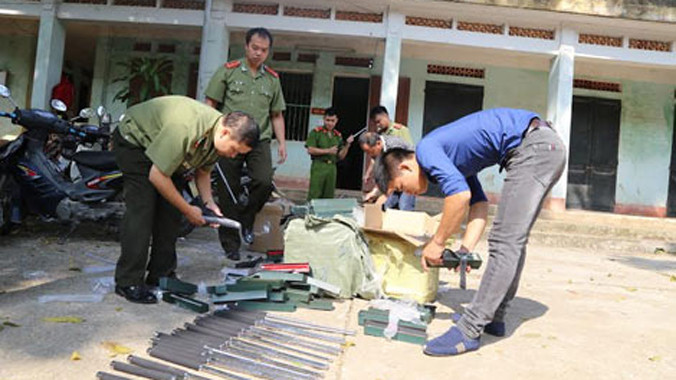 Thu giữ hàng cấm qua cửa khẩu Tân Thanh. Ảnh: DC