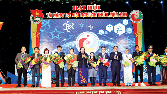 Phó Chủ tịch Quốc hội Tòng Thị Phóng và Bí thư Thứ nhất T.Ư Đoàn Nguyến Đắc Vinh cùng các tài năng trẻ tiêu biểu. Ảnh: Như Ý