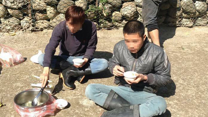 Anh Bùi Văn Bình (28 tuổi, quê Hải Dương) trong bữa cơm trưa khi phải đi làm đồng lúc cơ sở giấy không có việc (Ảnh nhân vật cung cấp)