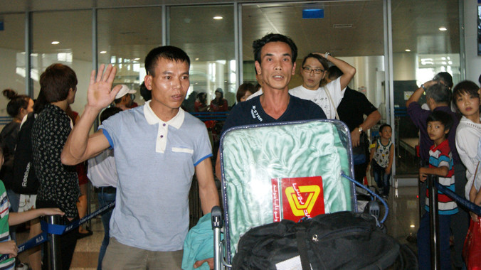 Những lao động đầu tiên bị nhà thầu Trung Quốc hành hung tại Algeria về nước. Ảnh: L.H.V.