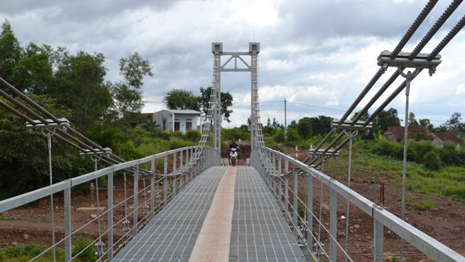 Cầu thôn 8, xã Ea Wer.