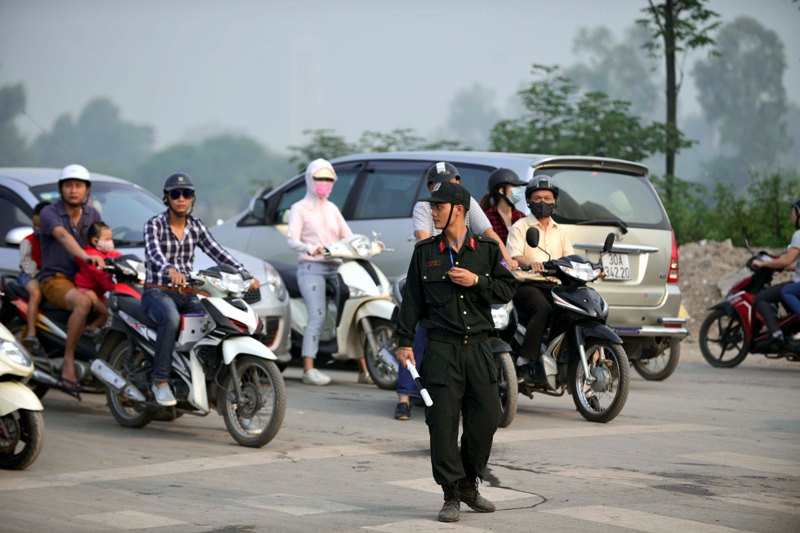 Cảnh sát cơ động cũng được tăng cường xuống đường chống ùn tắc.