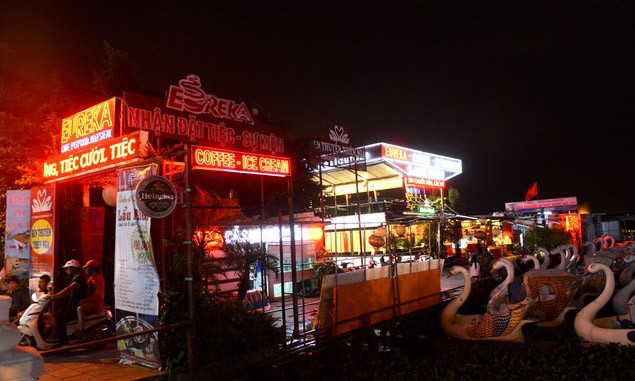 Nhà hàng nổi sáng rực đèn vào ban đêm. Ảnh: Zing