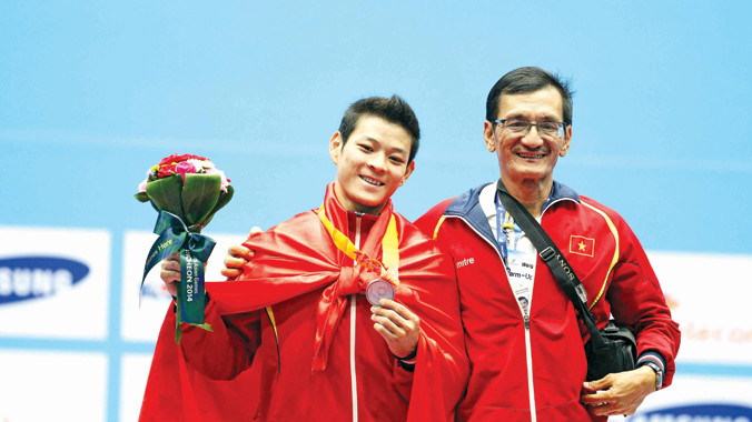 Thạch Kim Tuấn và HLV Huỳnh Hữu Chí đang có chuyến tập huấn và điều trị chấn thương tại Hungary. Ảnh: VSI