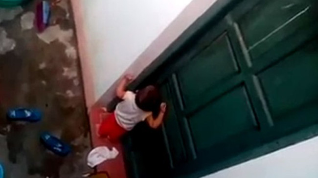 Cháu H. kêu khóc thảm thiết, đòi vào lớp học (hình ảnh cắt từ clip). Ảnh: Duy Chiến