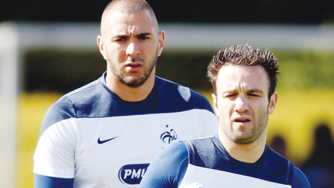 Benzema (trái) và Valbuena trong một lần tập trung cùng ĐT Pháp. Ảnh: TELEGRAPH