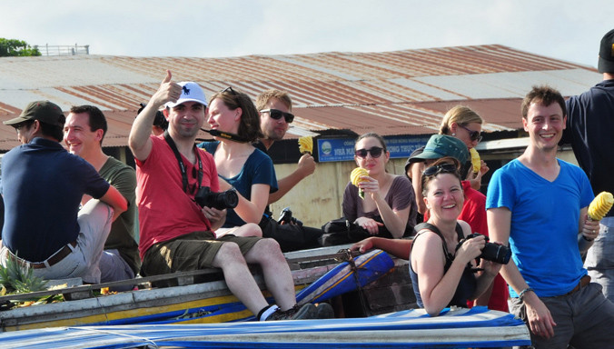 Khách nước ngoài tham quan chợ nổi Cái Răng.