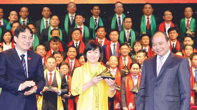 Phó Thủ tướng Nguyễn Xuân Phúc và Bí thư thứ Nhất Trung ương Đoàn Nguyễn Đắc Vinh trao giải thưởng cho bà Dương Mai Hoa, Tổng Giám đốc tập đoàn Vingroup, Top 10 Sao Vàng Đất Việt 2015. Ảnh: Kiên Phạm