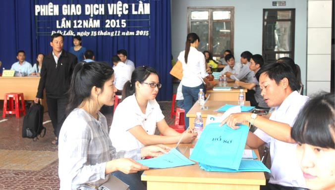 Ứng viên trả lời phỏng vấn nhà tuyển dụng.