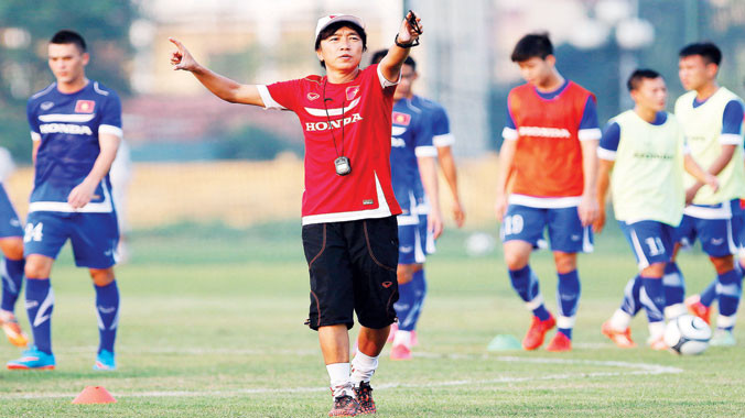 HLV Miura gặp khó khăn trong quá trình chuẩn bị cho 2 lượt trận sắp tới tại Vòng loại World cup 2018 do lực lượng liên tục xáo trộn. Ảnh: VSI