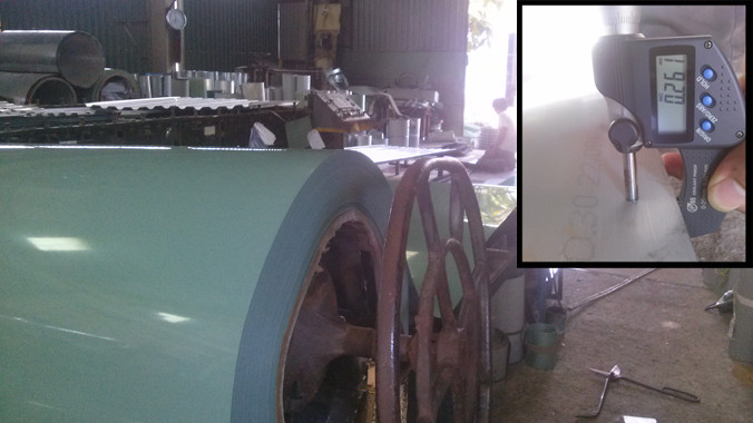 Những cuộn tôn kém chất lượng trong cửa hàng Bà Bảy (ảnh lớn); Kết quả kiểm nghiệm cho thấy, mẫu tôn ở cửa hàng Duy Tiến dù bán với giá tôn 3 dem nhưng thực tế đã ăn gian chỉ còn 2,7 dem (ảnh nhỏ)