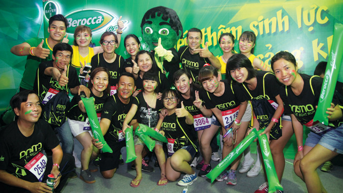 Người tham dự Đêm hội Chạy bộ 2015 hào hứng trước giờ xuất phát.