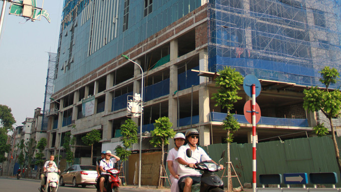 Tòa nhà 8B Lê Trực điển hình cho sai phạm về trật tự xây dựng giữa thủ đô. Ảnh: Như ý