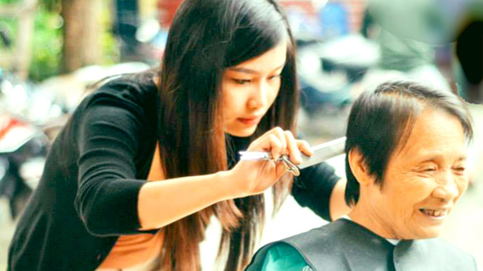 Thành viên nhóm “The Timeless Community” cắt tóc miễn phí cho người già. Ảnh: C.C