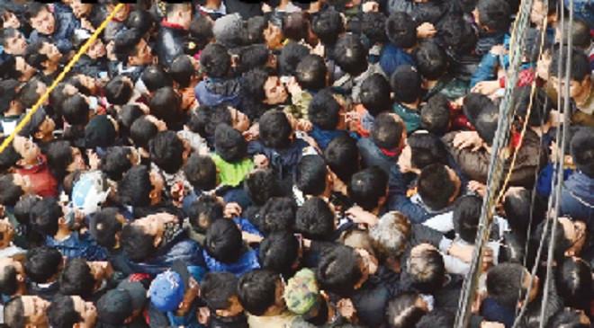 Người dân chen lấn xô đẩy để đăng ký tiêm Vắc xin 5 trong 1 tại phòng tiêm chủng và dịch vụ Polyvac số 182 Lương Thế Vinh vào 7 giờ 35 phút sáng 25/12. Ảnh: Nhật Anh