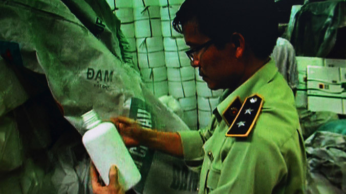 Cán bộ chức năng kiểm tra nhãn mác phân bón do Cty Thuận Phong sản xuất.