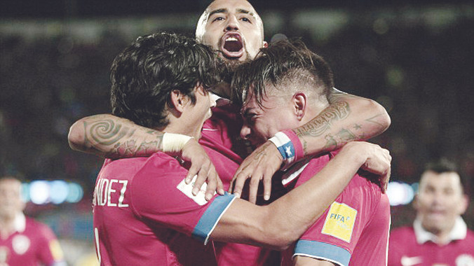 Các cầu thủ Chile ăn mừng chiến thắng trước Brazil. Ảnh: AP