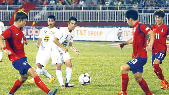 U19 Hàn Quốc chơi bóng đơn giản nhưng kỷ luật mà hiệu quả trong trận tái đấu với U21 HAGL (trắng). Ảnh: Tường Vũ