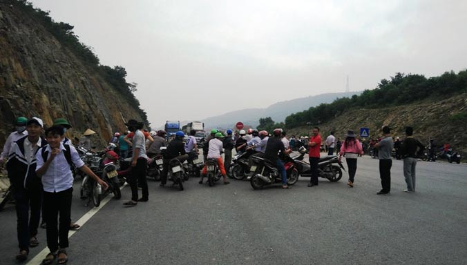 Hàng trăm người dân chặn đường làm QL 1A ách tắc kéo dài.