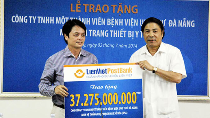 Trước khi đi chữa bệnh dài ngày, cố bí thư Thành ủy Đà Nẵng Nguyễn Bá Thanh đã vận động được 37,2 tỷ từ Ngân hành Bưu điện Liên Việt cho BV Ung bướu Đà Nẵng. Ảnh: Nam Cường