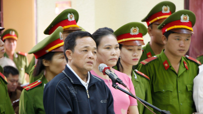 “Cậu Thủy” và vợ tại phiên tòa sơ thẩm 16/10. Ảnh: H.T