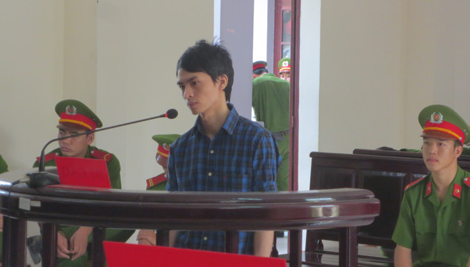 Điểm nghe tuyên án với vẻ mặt lạnh lùng. Ảnh: Kim Ngân