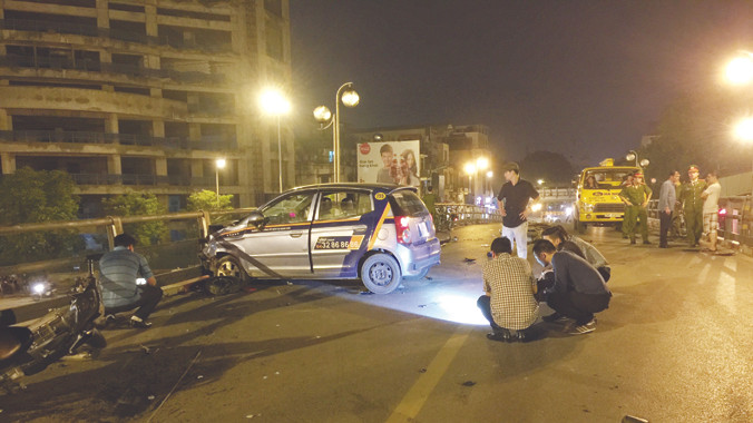 Lực lượng chức năng khám nghiệm hiện trường vụ tai nạn.