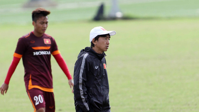 Khuôn mặt HLV Miura luôn nặng trĩu trong suốt buổi tập hôm qua, sau những nhận xét nặng nề của Phó chủ tịch VFF Đoàn Nguyên Đức nhắm vào ông tại hội nghị BCH VFF cuối tuần qua. Ảnh: VSI