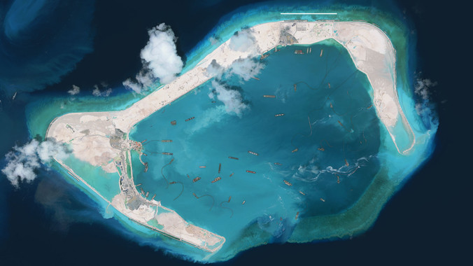 Trung Quốc đang gấp rút bồi lấp, xây dựng đường băng trên đá Vành Khăn. Ảnh: CSIS