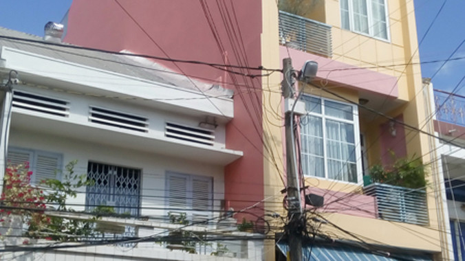 Nhà cao tầng của Chủ tịch Thạnh và nhà ông Phúc. Ảnh: Quốc Ấn