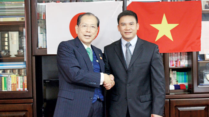 Doanh nhân Bùi Ngọc Chung (phải) và Chủ tịch Tập đoàn Japan Life Nhật Bản.