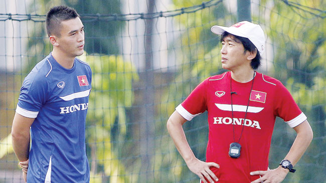 Đặng Văn Robert (trái) và HLV Miura.