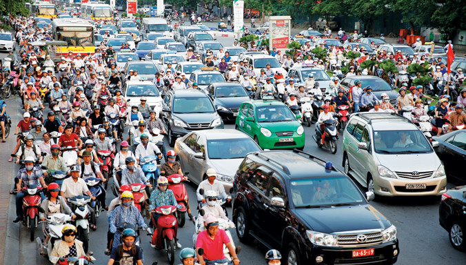 Phương tiện cá nhân được coi là thủ phạm gây ùn tắc giao thông. Ảnh: Hồng Vĩnh