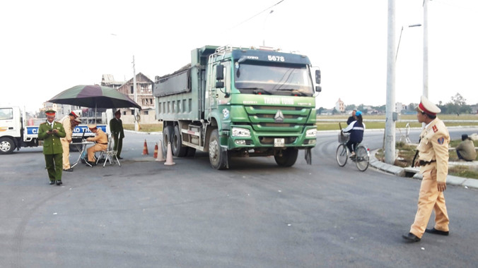 Xe quá tải chủ yếu mới bị xử lý chủ xe, chưa “động” tới chủ hàng.