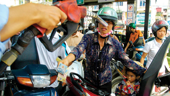 Ngay chính người tiêu dùng cũng chưa mặn mà với việc sẽ được nhận hóa đơn mua xăng. Ảnh: Hồng Vĩnh