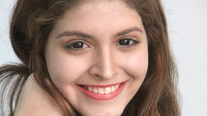 Andrea: Vạch áo cho người xem lưng