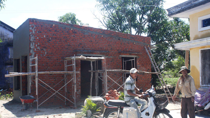 Nhà cửa được xây lên trong vùng dự án sắp giải tỏa. Ảnh: Nguyễn Thành