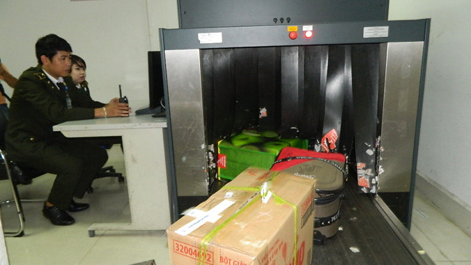 Kiểm tra an ninh tại sân bay Tân Sơn Nhất. Ảnh: Huy Thịnh