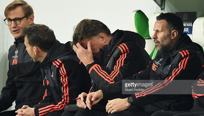 HLV Van Gaal (giữa) ôm mặt bất lực trên băng ghế chỉ đạo. Ảnh: GETTY IMAGES