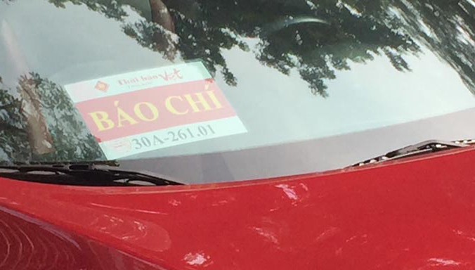 Xe dán “bùa” Báo chí của Thời báo Làng nghề.