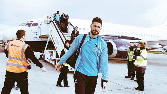 ĐT Pháp đặt chân tới London để chuẩn bị cho trận giao hữu với tuyển Anh bất chấp Paris vừa trải qua vụ tấn công khủng bố kinh hoàng. Ảnh: GETTY IMAGES