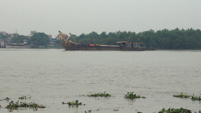 Lực lượng cứu hộ đang trục vớt tàu chìm.