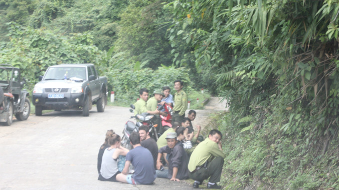 Du khách quốc tế bị Cty Lữ hành bỏ rơi nhiều giờ.